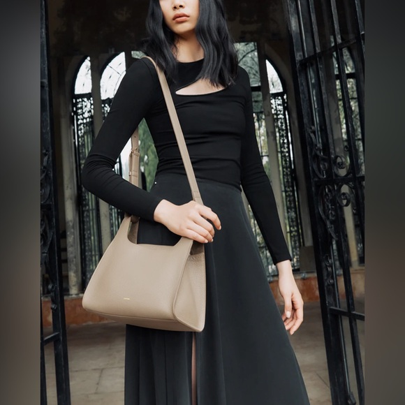 Cuyana Double Loop Leather Bag in Pebbled Stone - Picture 3 of 13